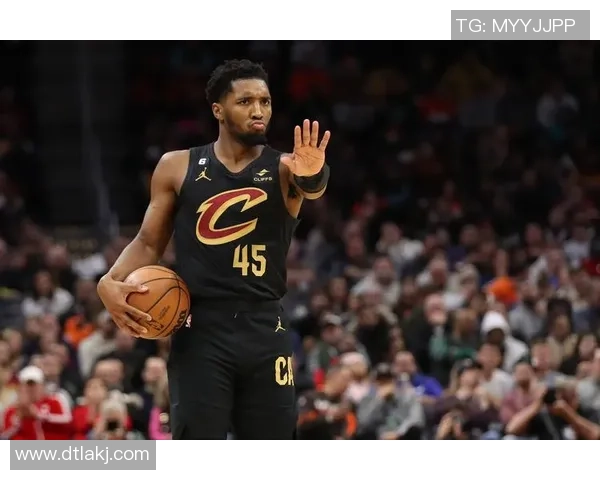 多诺万米切尔引领球队崛起展现超凡篮球才华与领袖魅力